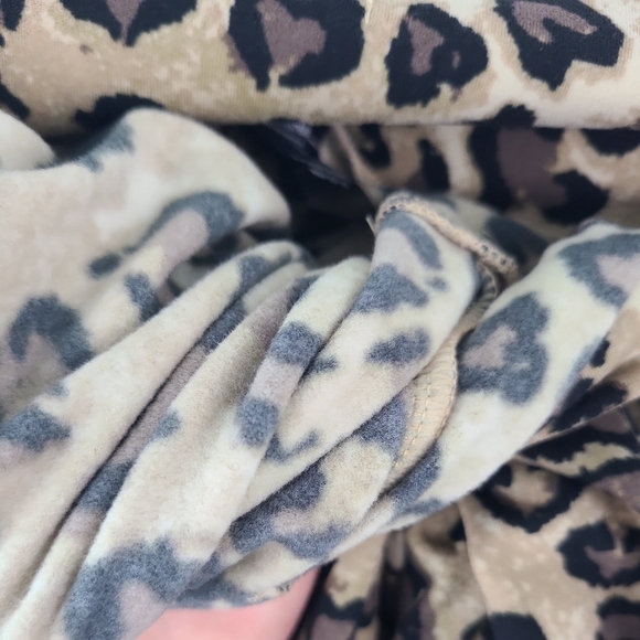 NEW Feathers Fleece Lined Cheetah Seamless Leggings sz S NWOT - Picture 4 of 5